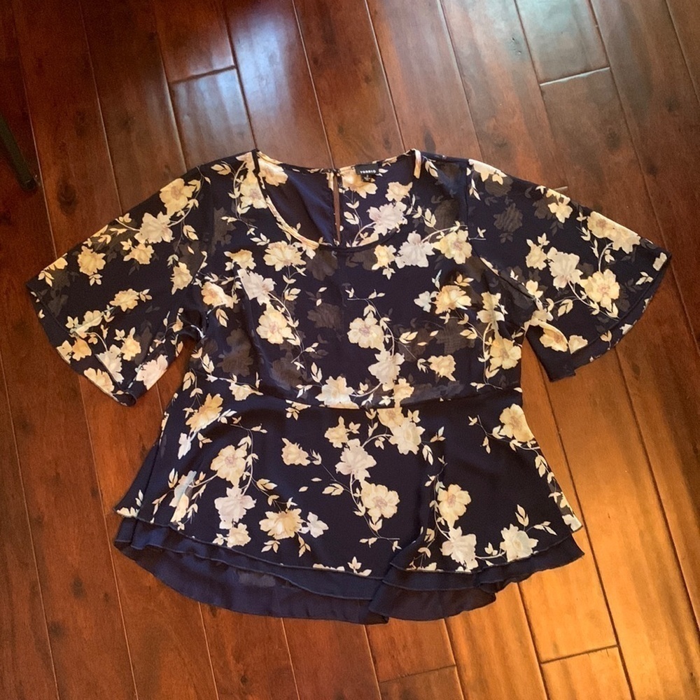 Torrid Top floral navy white shear flutter sleeve Size 3 or 22/24 3X  XXXL